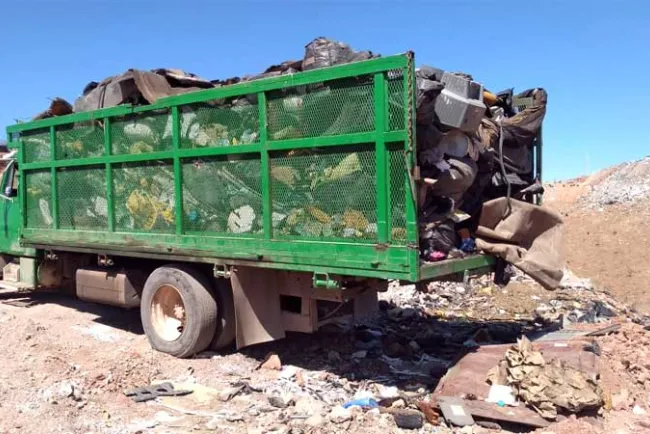 Multan a ‘cochinones’ por tirar basura en la vía pública