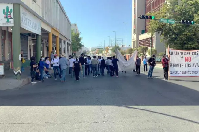 Bloquean calles del centro exconcesionarios del transporte