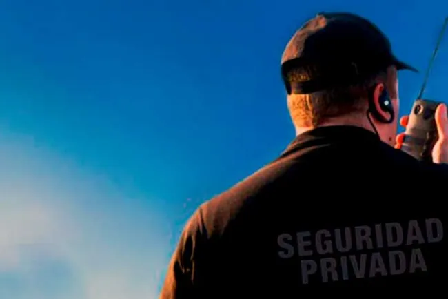 Sorprende sujeto a guardia de seguridad; le roba radio de comunicación