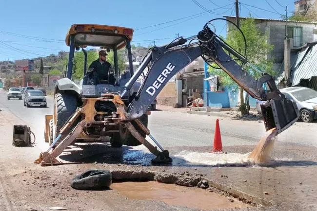 Reparan fuga de agua en calle Abraham Zaied