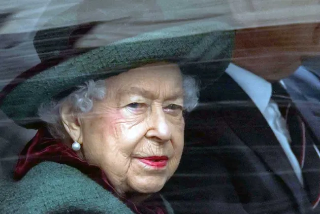 Cancela Isabel II asistencia al servicio anual de Pentecostés