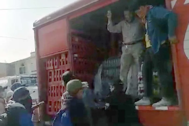 Agreden normalistas a reportero que cubría cómo robaban mercancía