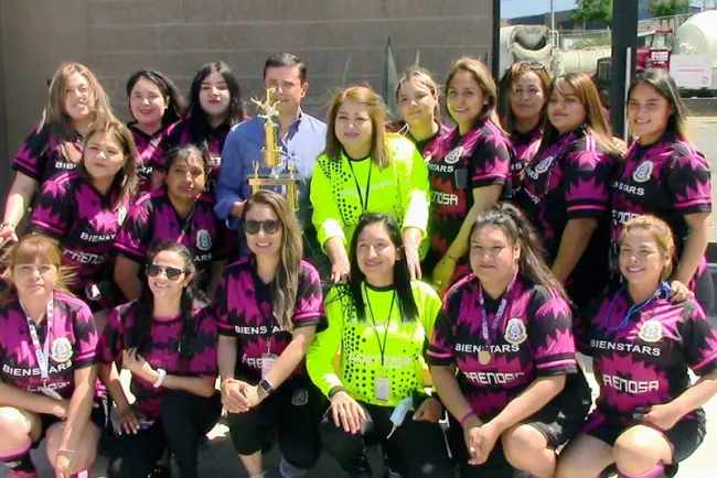 Entrega equipo de futbol trofeo a benefactor