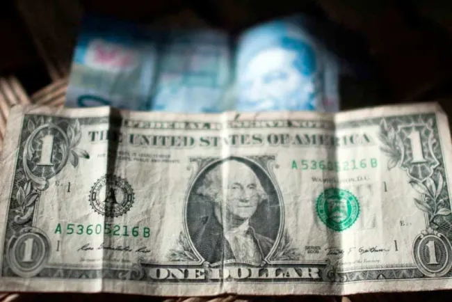Avanza peso ante el dólar tras datos sobre inflación de EU