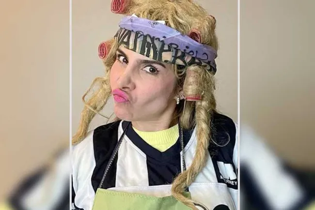 Vende playeras Karla Panini sobre odio que le tienen