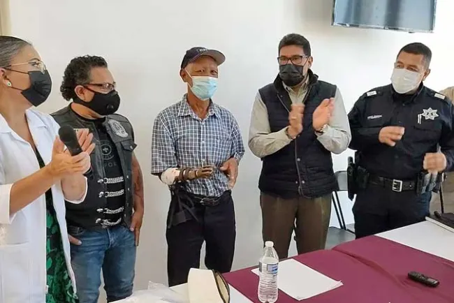 Apoyan motociclistas a don Francisco con prótesis de brazo