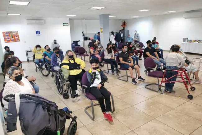 Reciben beca del Estado personas con discapacidad