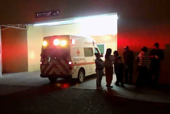 Le cierran el paso y lo golpean