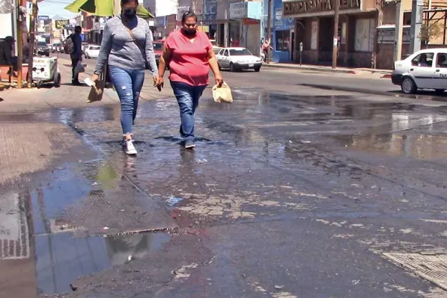 Arreglan fuga de drenaje en avenida Obregón
