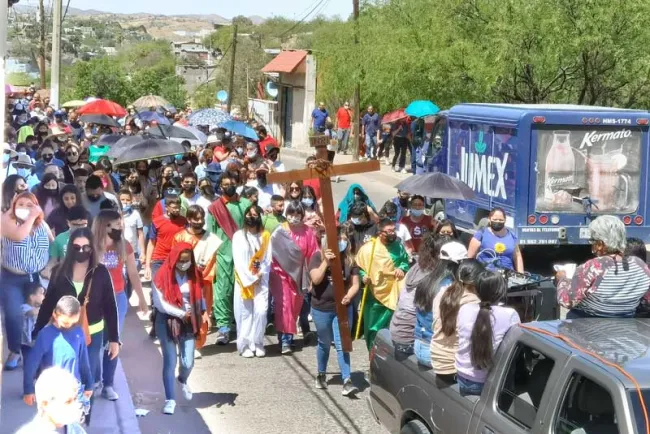 Reviven tradición del viacrucis en la frontera