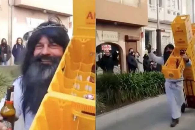Carga hombre cruz hecha de cajas de cerveza; causa debate en Internet