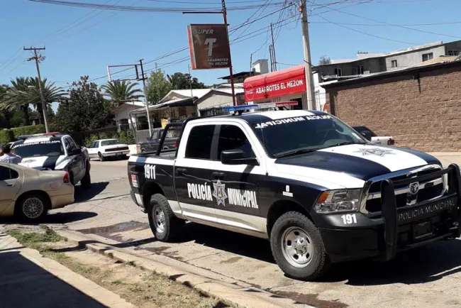 Entran a negocio, se llevan dinero y mercancía