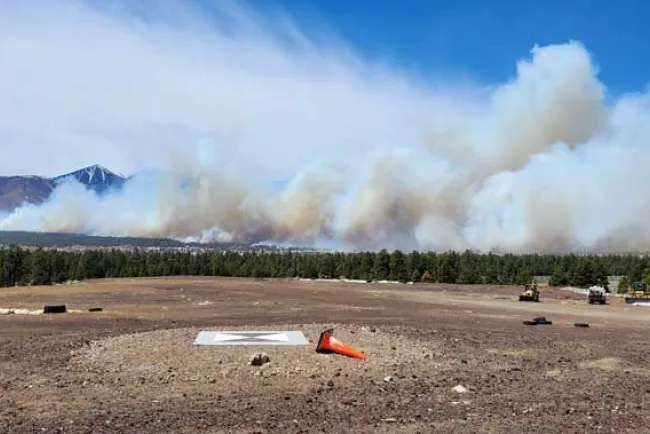 Evacúan cientos de hogares en Arizona por incendio forestal