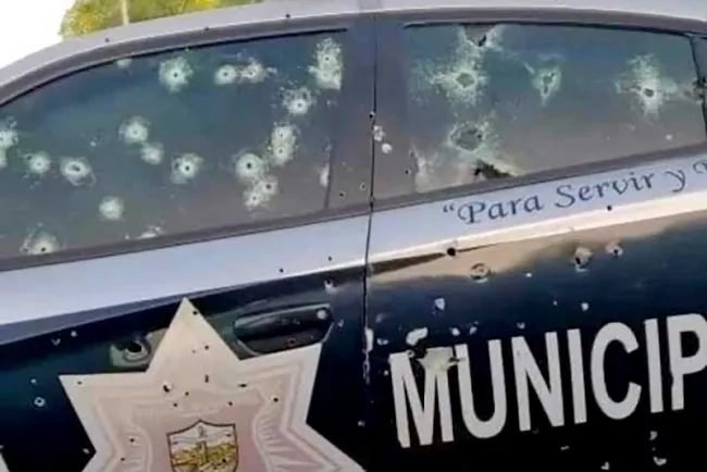 Acribillan sicarios a dos policías en su patrulla en SLRC