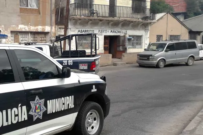 Le sale ladrón entre matorrales y la despoja de dinero del desayuno