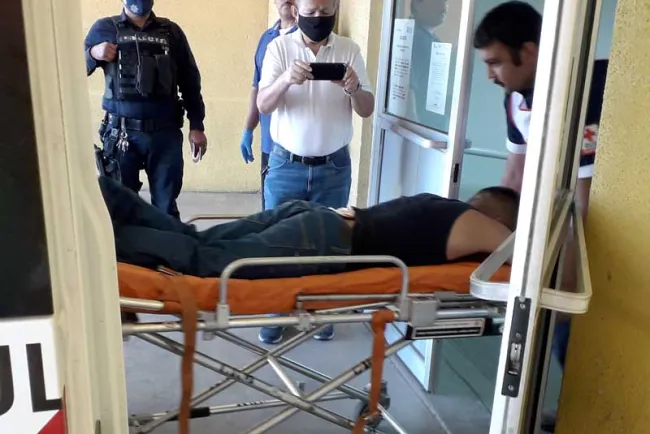Golpea hombre a joven con un hacha en la frente