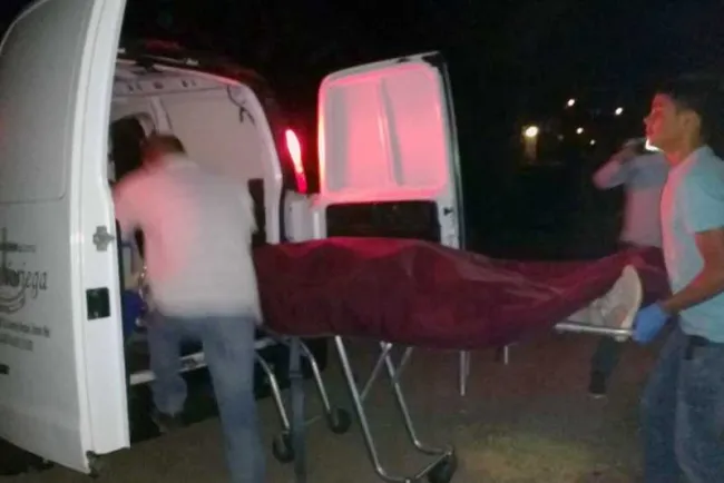 Pierde la vida por golpes; lo abandonan en contenedor de basura