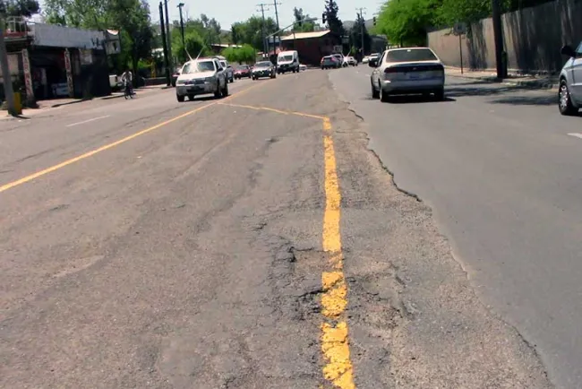 Pintan rayas en carriles por encima de baches