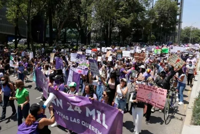 Marchan mujeres de CdMx contra feminicidios