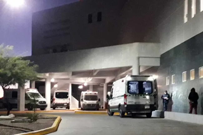 Cae portón encima a menor; está al borde de la muerte