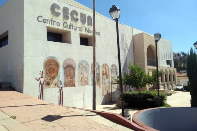Rompen de nuevo cristal en el CECUN