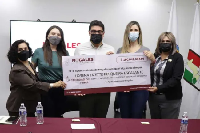 Recibe ciudadana pago de seguro del Predial por incendio