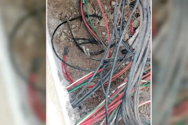 Pegan de nuevo a escuela, se llevan cableado