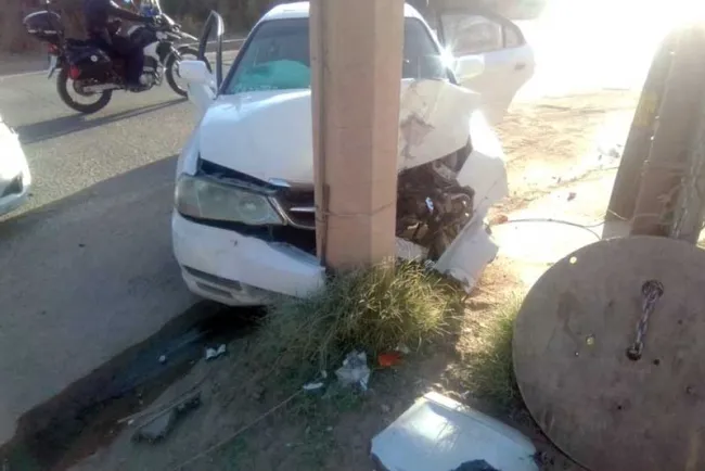 Impacta vehículo contra poste; conductor en estado etílico