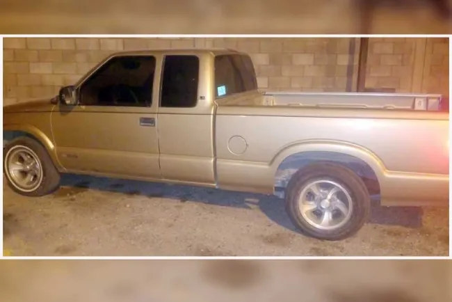 Compran auto robado y los detienen