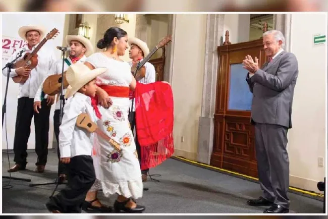 Celebró AMLO a mamás en La Mañanera