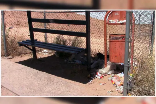 Esperan el camión en la calle; la caseta está llena de basura