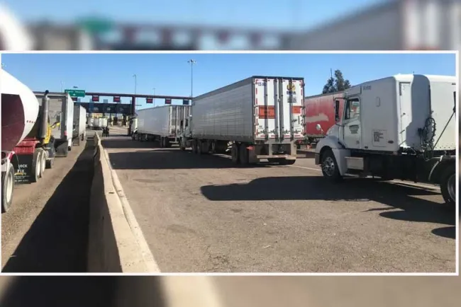 Aparatoso choque deja daños materiales en Recinto Fiscal