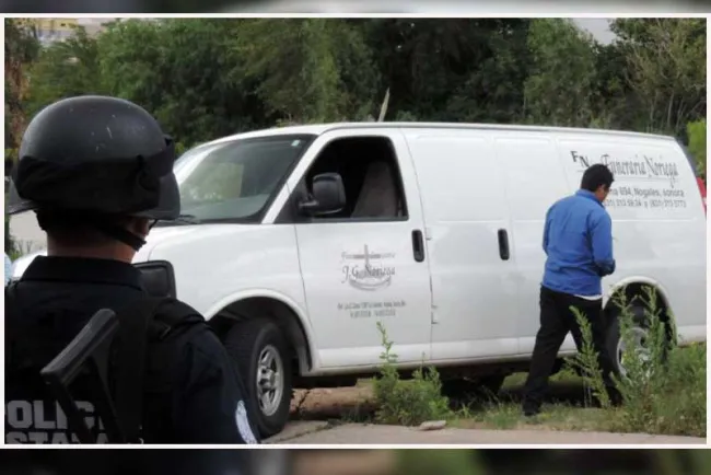 Descubre mujer a persona colgada de un árbol