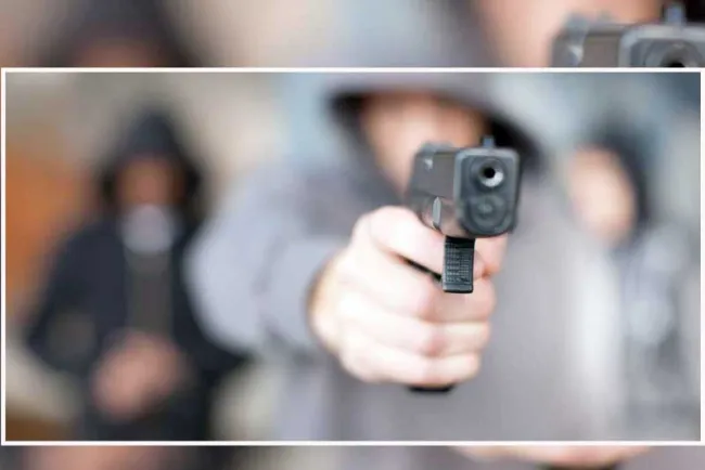 Asaltan expendio a punta de pistola