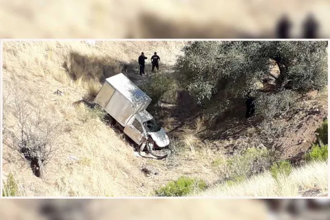 Vuelca y cae en barranco; chofer fallece