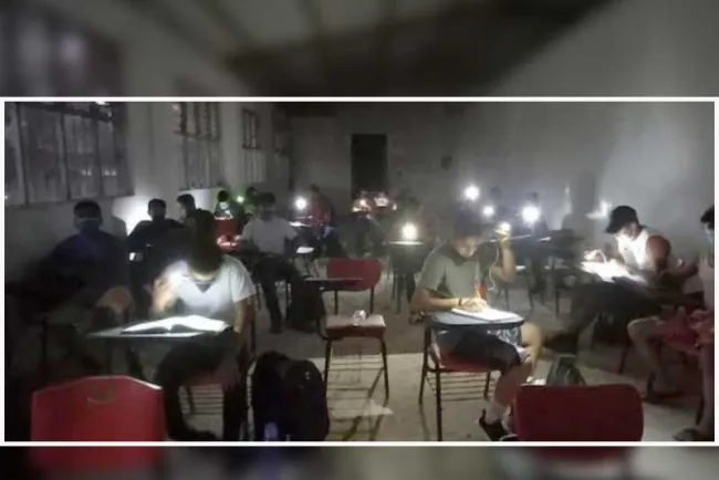 Usan alumnos de Oaxaca linterna de celular para tomar clases
