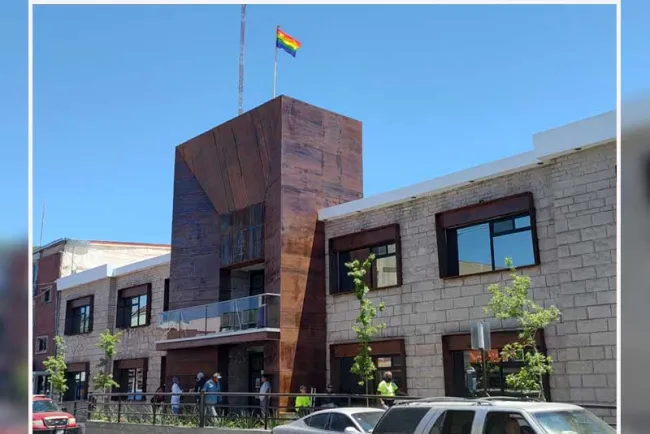 Ondea bandera LGBTIQ+ en edificio municipal