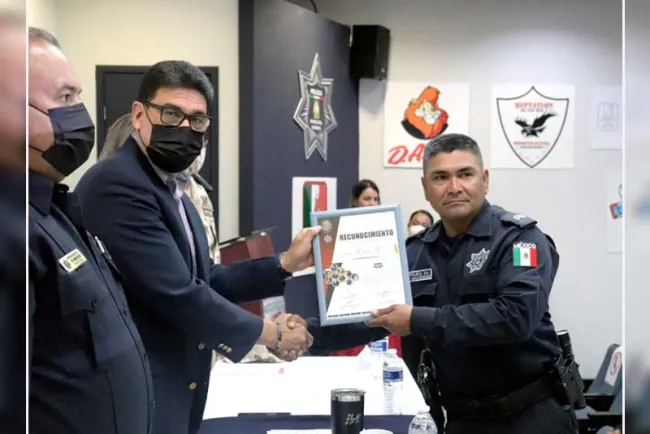 Reconocen al Policía del Mes en Seguridad Pública