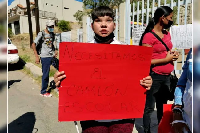 Piden estudiantes del CAM camión escolar