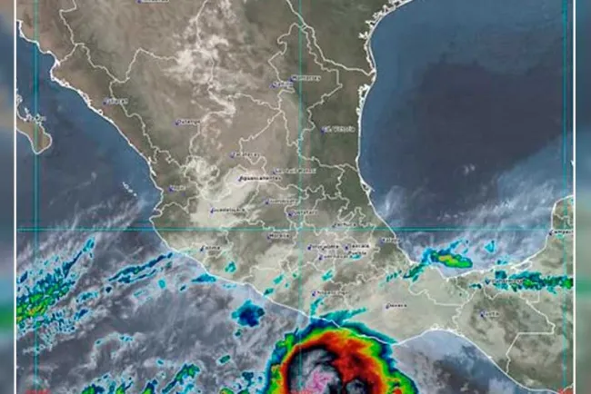Se intensifica 'Agatha' y ahora es huracán categoría 1