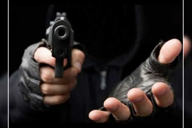Roban negocio de forma violenta