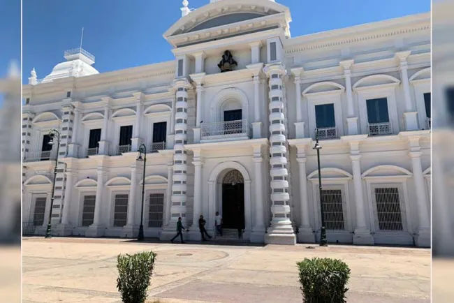 Levantan plantón ex concesionarios en palacio de gobierno