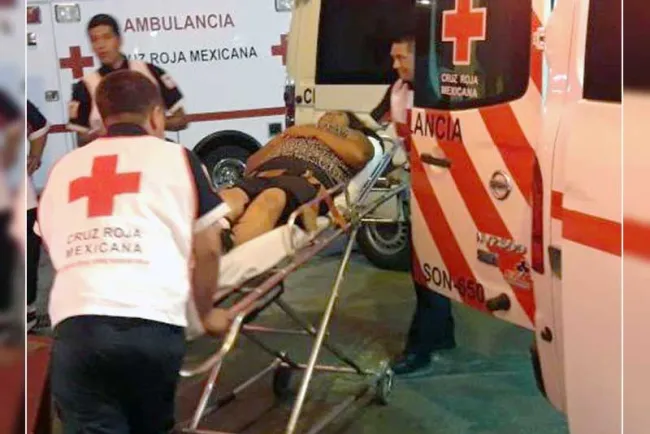 Encuentran a mujer inconsciente y lesionada en la carretera