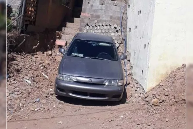 Encuentran vehículo robado en centro comercial