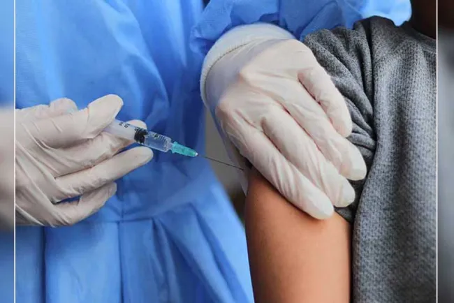Ofrecen hospitales vacunas contra Covid para menores
