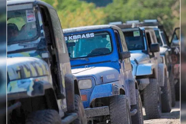 Apoyan jeeperos a bomberos para equipamiento ante lluvias