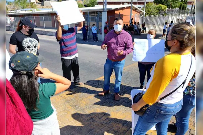 Protestan en escuela ante falta de electricidad