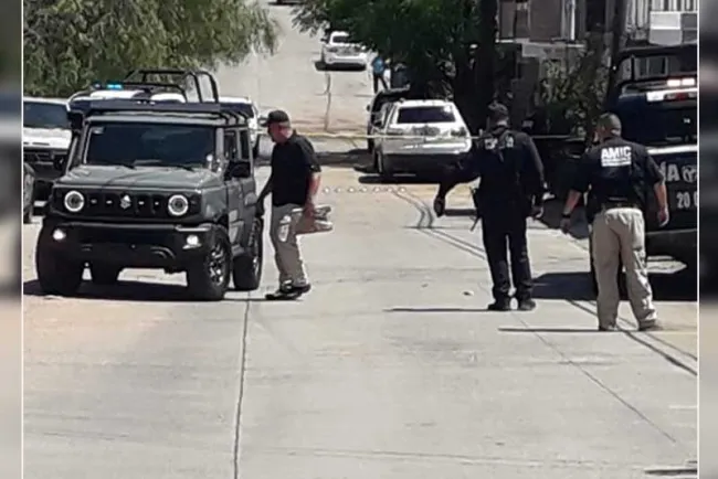 Hieren de bala a mujer frente a escuela; genera pánico en plantel