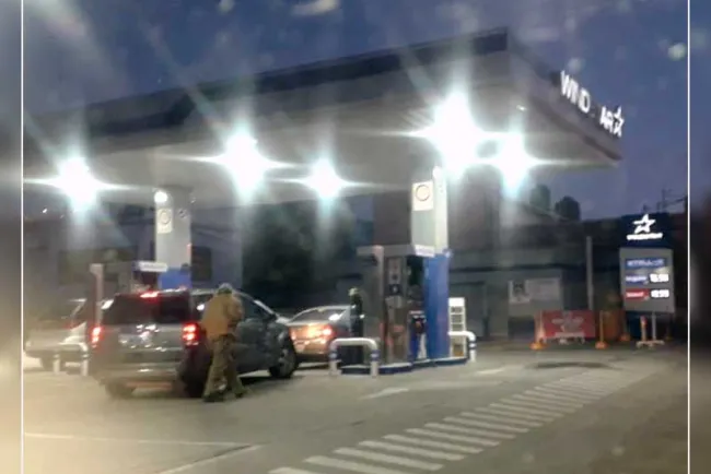Golpea cliente a despachador y huye del lugar