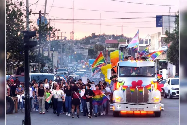 Marchan con orgullo por LGBTIQ; participan decenas de personas